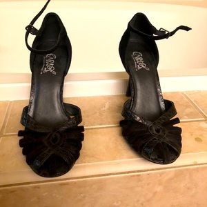Carlos Santana black Heels